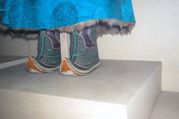 Mongolian Boots - reason for upturned toe